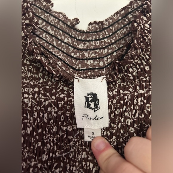 small brown and white flawless long sleeve! - Picture 3 of 3